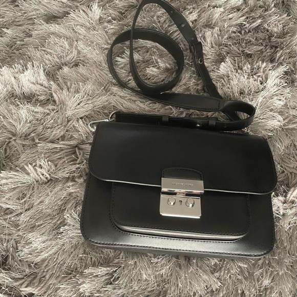 ‼️ Make an Offer
Michal Kors Crossbody & Zip Wallet - Picture 4 of 17